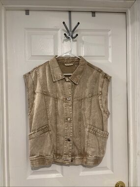 Elan Sleeveless Button Vest in Light Beige